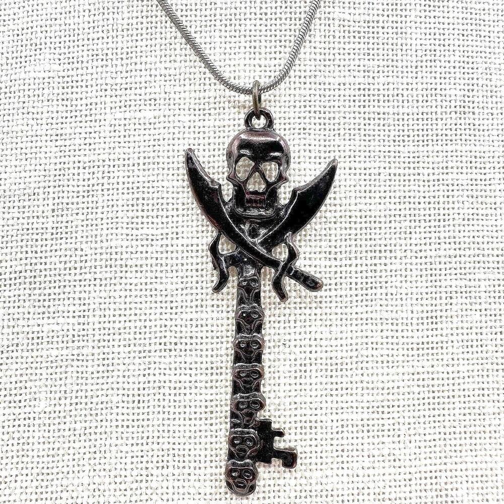 Vintage Y2K Silver Tone Snake Chain Pirate Skull Key Pendant Necklace Jewelry